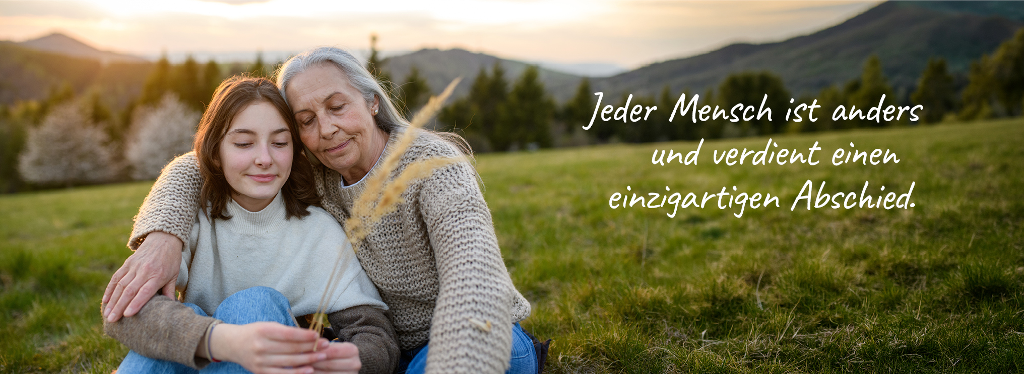 Eine Trauerrednerin hält eine Kerze in den Händen, im Hintergrund ein geschmückter Raum mit Kerzenleuchtern. Text: „Wir treffen die richtigen Töne, wo anderen die Worte fehlen.“. Das Bild symbolisiert die würdevolle Begleitung und stilvolle Gestaltung von Trauerfeiern bei  Helmut Schmidt Bestattungen in Magdeburg.